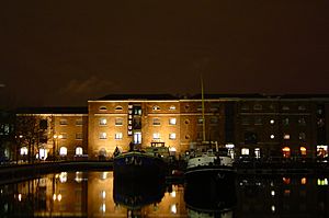 Museum in Docklands at night 2005-01-10