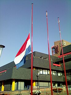 Nederlandse vlag halfstok voor stadhuis Hoorn