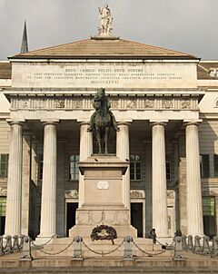 Statua Garibaldi davanti al Teatro