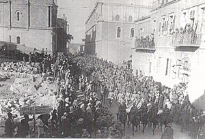  Hundreds of prisoners led by light horse or mounted rifles troopers