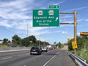2022-07-30 15 11 34 View north along Interstate 95 (Delaware Expressway) at Exit 6 (Pennsylvania State Route 352, Pennsylvania State Route 320, Edgmont Avenue, Avenue of the States) in Upland, Delaware County, Pennsylvania