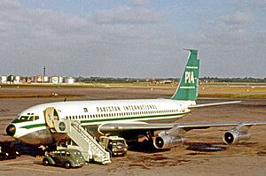 Boeing 720-040B AP-AMG PIA LHR 24.06.62 edited-2