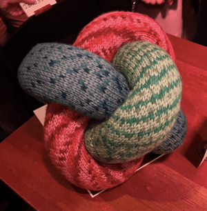 Borromean ring knitting