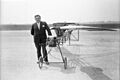 Bundesarchiv Bild 102-10106, Engelbert Zaschka mit Modell des Kreisel-Flugzeugs