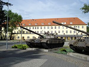 Czołg T-72 w tle koszar gen. broni Zygmunta Sadowskiego w Żaganiu