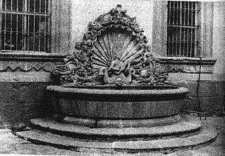 Fountain of the Palace of the Counts of Santiago de Calimaya in 1920 (Mexico City)