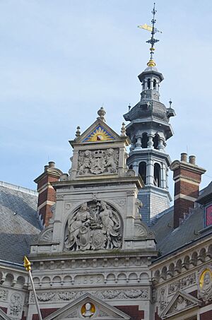 Gable decoration at the Utrecht University headquarter building (academiegebouw) Utrecht - panoramio