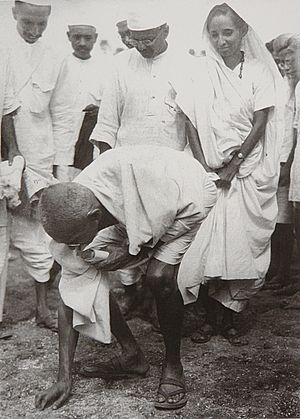 Gandhi at Dandi 5 April 1930