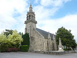 The parish church of Saint-Thélo and the war memorial