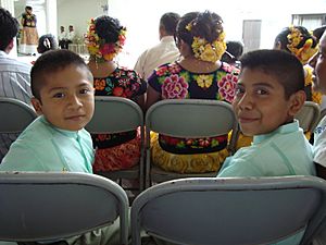 Niños Zapotecos del Istmo de Tehuantepec escuchando en su Lengua Zapoteca la Convencion Anual.jpg