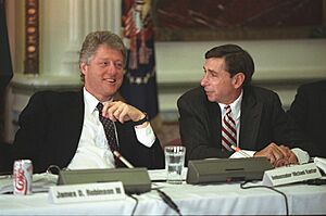 Photograph of President William J. Clinton and U.S. Trade Representative Mickey Kantor - NARA - 2174698