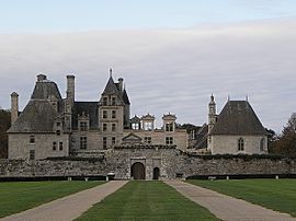 Saint-Vougay (29) Château de Kerjean Extérieur 09.JPG