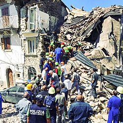 Terremoto centro Italia 2016 - Rio (Amatrice) estrazione di un sopravvissuto (29321782115)
