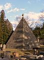 Tombeau pyramide - cimetière juif de Besançon