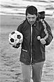 Training Ajax in Wassenaar trainer Ivic op het strand, Bestanddeelnr 929-4172