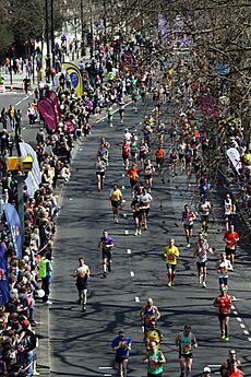 2013 London Marathon at Victoria Embankment (1)