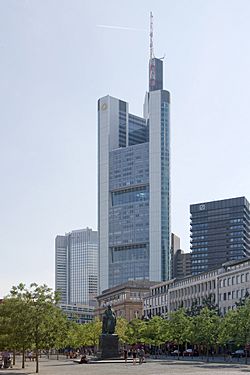 Frankfurt Am Main-Commerzbank Tower vom Rathenauplatz-20100814