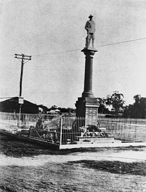 StateLibQld 2 195063 War Memorial at Goondiwindi for the soldiers of the First World War