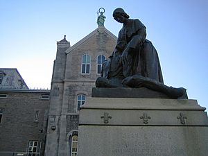 Statue of Jeanne Mance, at Hotel Dieu hospital (Montreal) 24-MAY-2006.JPG