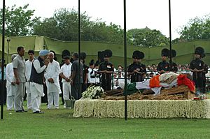 The Prime Minister, Dr. Manmohan Singh paying homage to the mortal remains of the former Prime Minister, Shri Chandra Shekhar at the funeral pyre, in Delhi on July 09, 2007