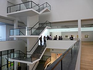 WLANL - jankie - Trappenhuis Van Gogh Museum vanaf de 1e verdieping