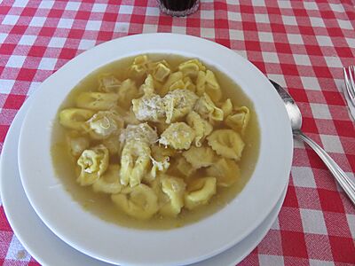 03 Cappelletti in brodo con Parmigiano Reggiano