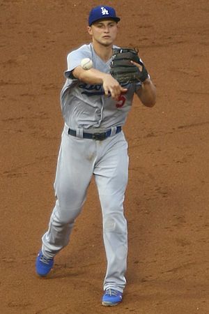 20170718 Dodgers-WhiteSox Corey Seager between innings
