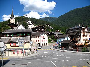 3387 - Fiesch - Bahnhofstrasse am Fieschertalstrasse (links) und Furkastrasse (nach vorn und rechts)