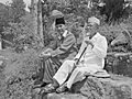COLLECTIE TROPENMUSEUM President Soekarno tijdens een wandeling met Hadji Agus Salim TMnr 10018810