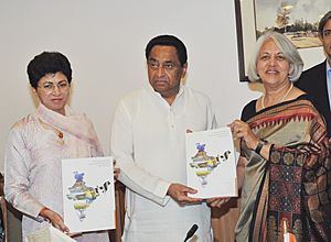 Kamal Nath receiving the Report of the High Power Expert Committee for Estimating Investment Requirements for Urban Infrastructure Services from its Chairperson, Dr. Isher Judge Ahluwalia, in New Delhi on March 07, 2011