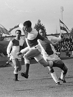 MVV tegen Ajax 0-4. Cruijff in duel met Quadackers, Bestanddeelnr 920-7475 (cropped).jpg
