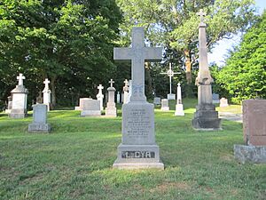 Monument-funéraire-de-Louis-Cyr