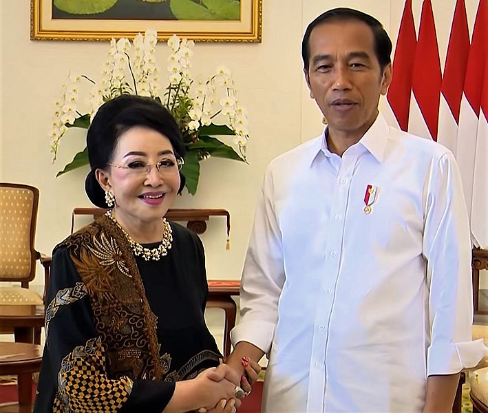 Mooryati Soedibyo with Joko Widodo