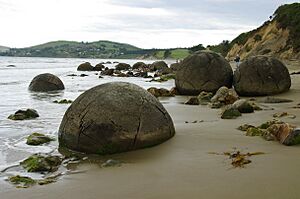 NZL-moeraki-boulder