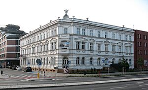Olsztyn narożny Dom Polski Partyzantów 87 widok obu skrzydeł