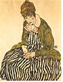Schiele - Edith Schiele in gestreiftem Kleid sitzend - 1915