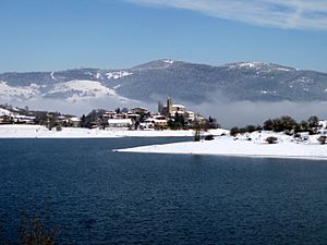 Ullíbarri-Gamboa in the winter, view from the dam