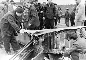 СВС у обломков сбитого Б-52 в окрестностях Ханоя 23.12.1972 (1)