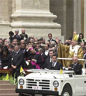 Benedikt XVI im Papamobil