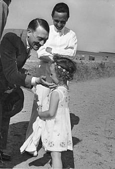 Bundesarchiv Bild 183-2004-1202-500, Adolf Hitler, Joseph Goebbels, Tochter