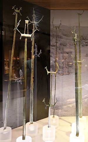 Civiltà nuragica, prima età del ferro, bronzetti dal santuario di albini-teti (NU), spade votive con animali infilzati 01