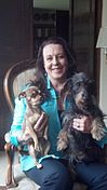 Edna Iturralde con sus perros