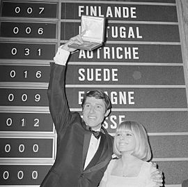 Eurovisie Songfestival 1966 te Luxemburg. De winnaar Udo Jürgens met de winnares, Bestanddeelnr 918-9214
