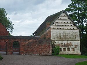 Haden Hill Dovecote (geograph 3009054)