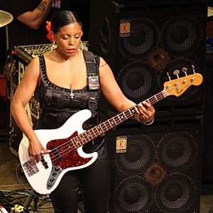 Kate Pierson & Tracy Wormworth on guitar (3530511885) (cropped).jpg