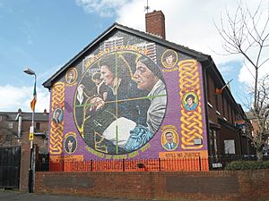 New Lodge Six mural - panoramio