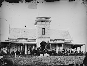 StateLibQld 1 89640 James Robert Dickson and family outside Toorak House, Hamilton, ca. 1872