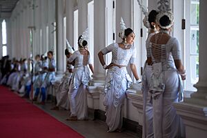 Women in Traditional Kandyan Dress Wait as Secretary Kerry Meets With Sri Lankan Foreign Minister Samaraweera (17152821338)