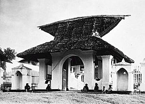 COLLECTIE TROPENMUSEUM Ingang van het paleis van de sultan van Ternate TMnr 60018584