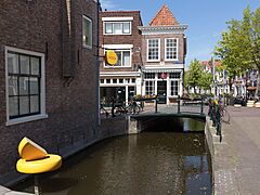 Gouda, straatzicht op de Lange Tiendeweg met 't Kaaswinkeltje en 't Grendeltje RM16837 poging2 foto8 2017-04-30 13.13